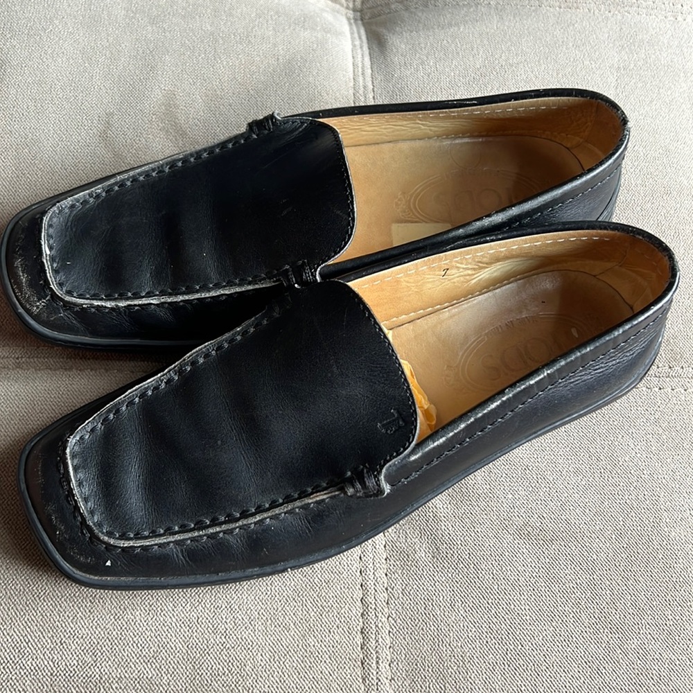 Tod’s women’s slip on loafers SZ 7 black leather
